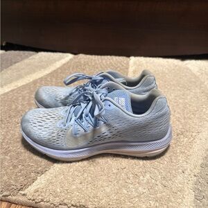 Nike Women's Zoom Winflo 5 Running Shoes
